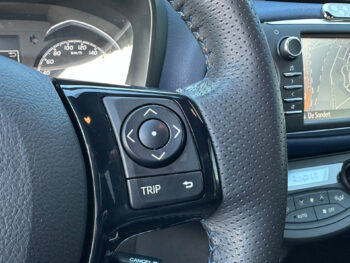 57201031-toyota-yaris-1-5-hyb-bi-tone-2017