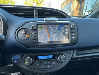 57201031-toyota-yaris-1-5-hyb-bi-tone-2017