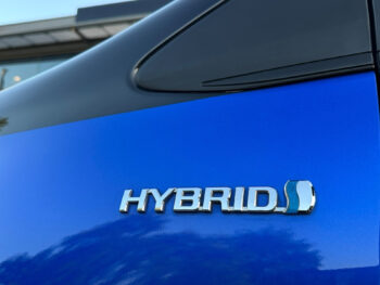 57201031-toyota-yaris-1-5-hyb-bi-tone-2017